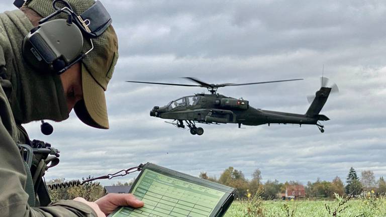 Oefening Defensie die kjken naar kaart Oefening Defensie die kjken naar kaart