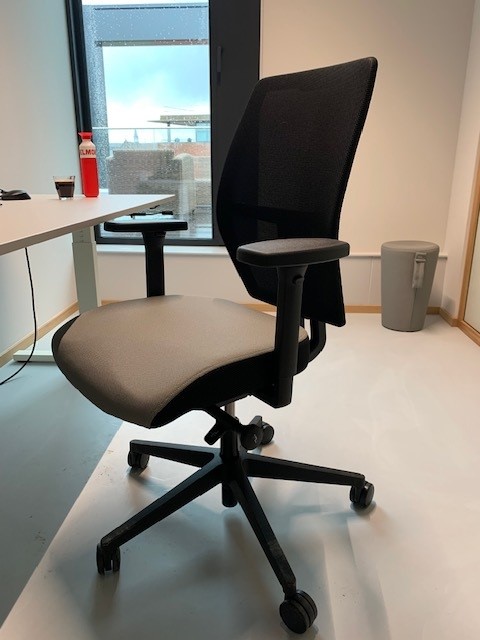 nieuwe bureaustoelen in het HvdS