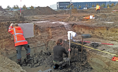 Archeoloog meet een waterput uit de vroege middeleeuwen op Bedrijventerrein Zuid Oost Brabant (2015)